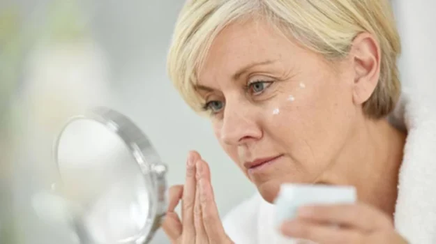 mascarilla de noche Age Reversist para piel madura aplicada en capa fina