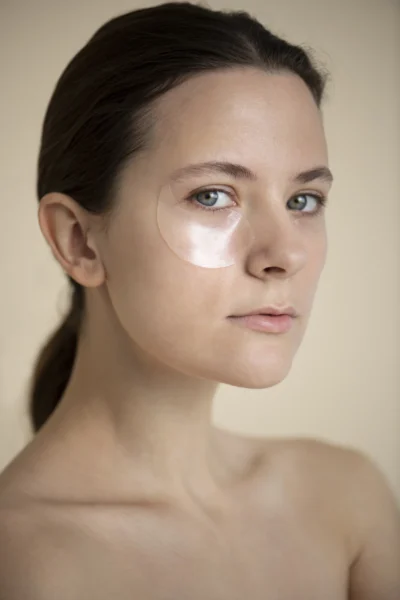 textura del contorno de ojos iluminador lumi radiance